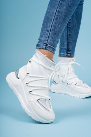 Białe sportowe buty na grubszym spodzie z modną cholewką