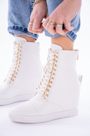 Białe sneakersy damskie na koturnie z złotymi wstawkami