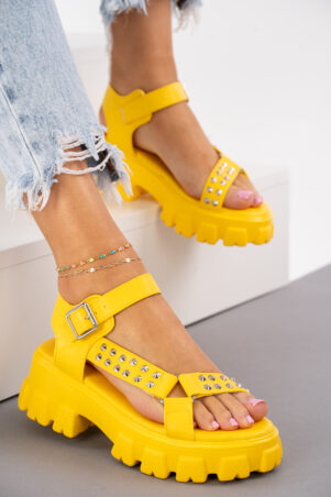 Sandały damskie na grubym spodzie z ćwiekami Żółte